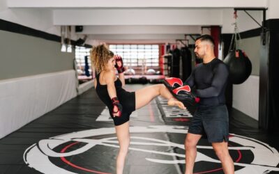 Entrenar kickboxing con un entrenador personal en Barcelona: qué cambia respecto a apuntarse a un gimnasio de artes marciales