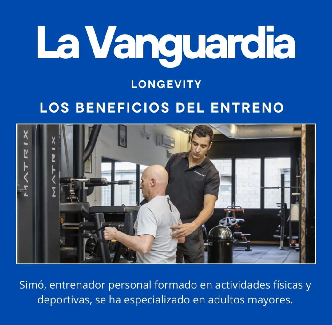 Equipo de cuatro entrenadores personales posando en el gimnasio de Barcelona